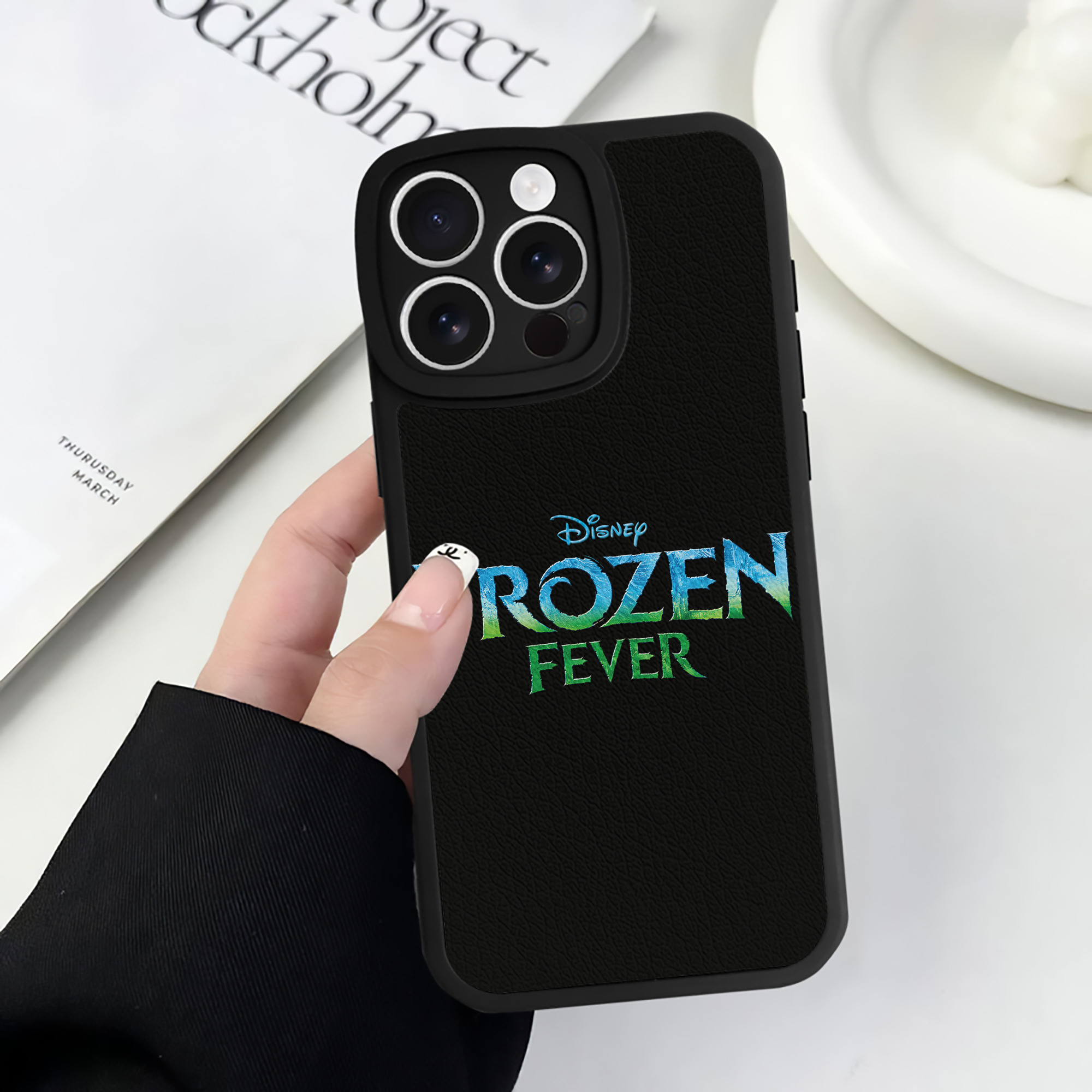 （画像用） アナと雪の女王 アンナ エルサ Frozen Anna Elsa 【iPhone 16シリーズ対応】シリコンスマホケース（レザー調） 材質：シリコン